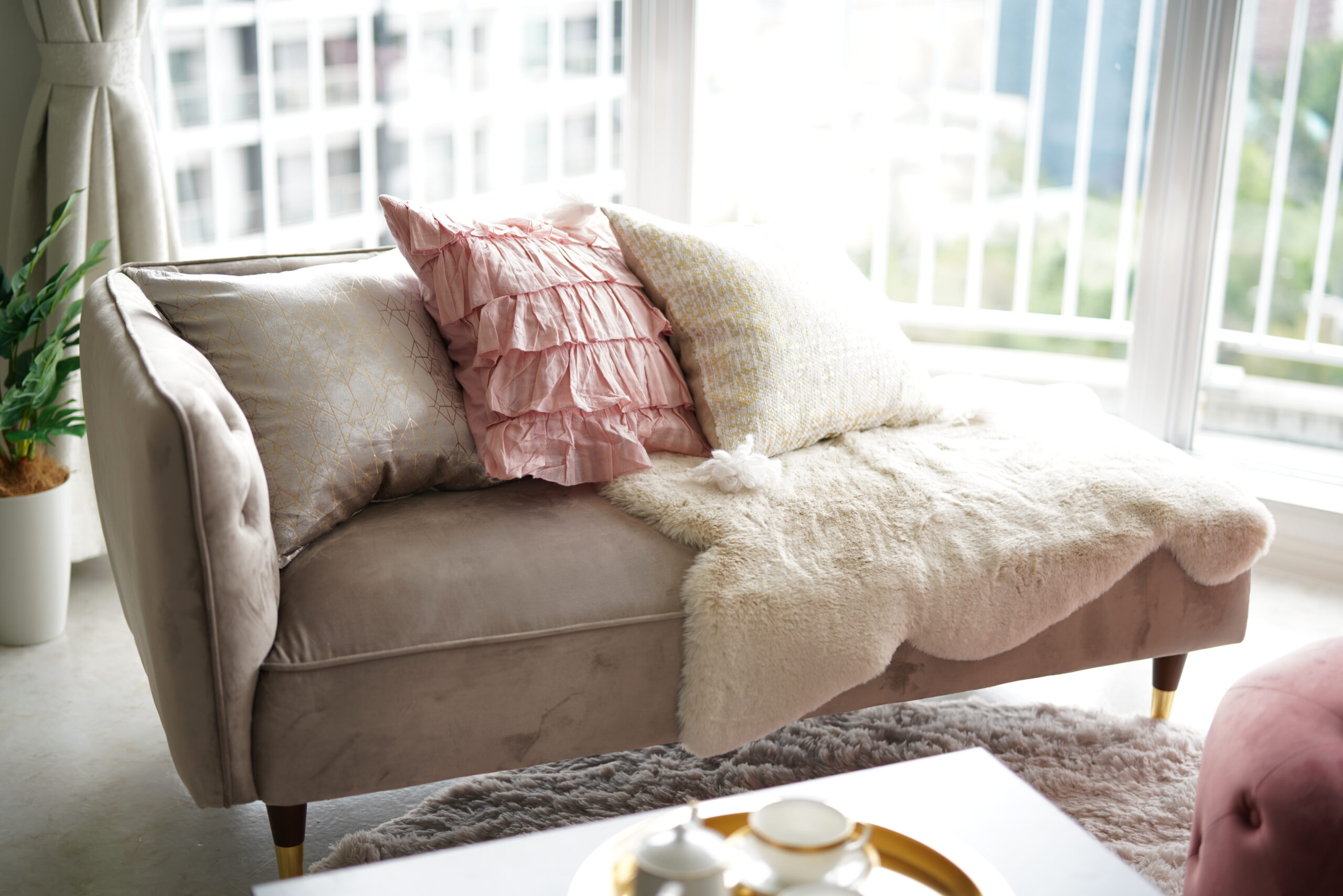 リビング全景・ベルベットソファ｜インテリアリノベーション 札幌